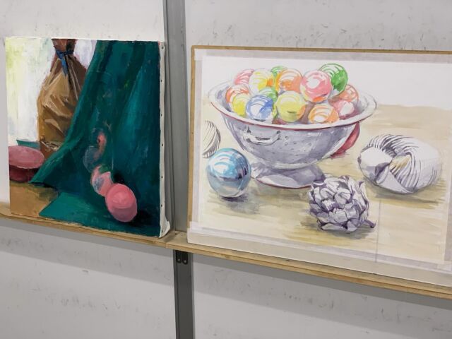 右はH講師による透明水彩のデモンストレーションです。

生徒さんも色鉛筆や絵の具、パステルなど、様々な画材に挑戦しました。