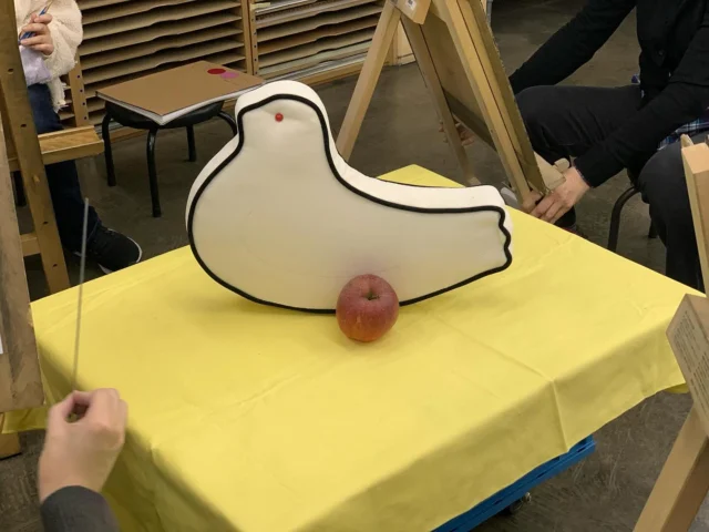 デッサン描き初め2
他のモチーフもちょっと変です
(H先生が鳩サブレ好きすぎるのが問題)