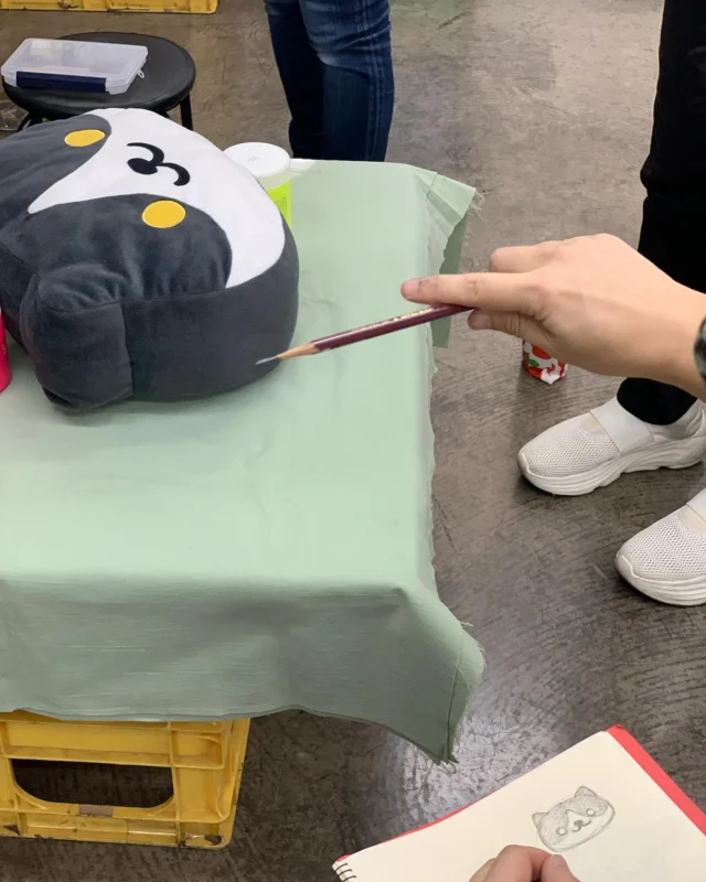 デッサン描き初めです。
パースがついた形で描く前に、正面から描いて確認すると良いですね！(右下のクロッキーも上手です)